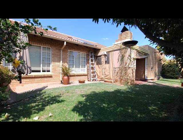 2 BEDROOM TOWNHOUSE FOR SALE IN SINOVILLE